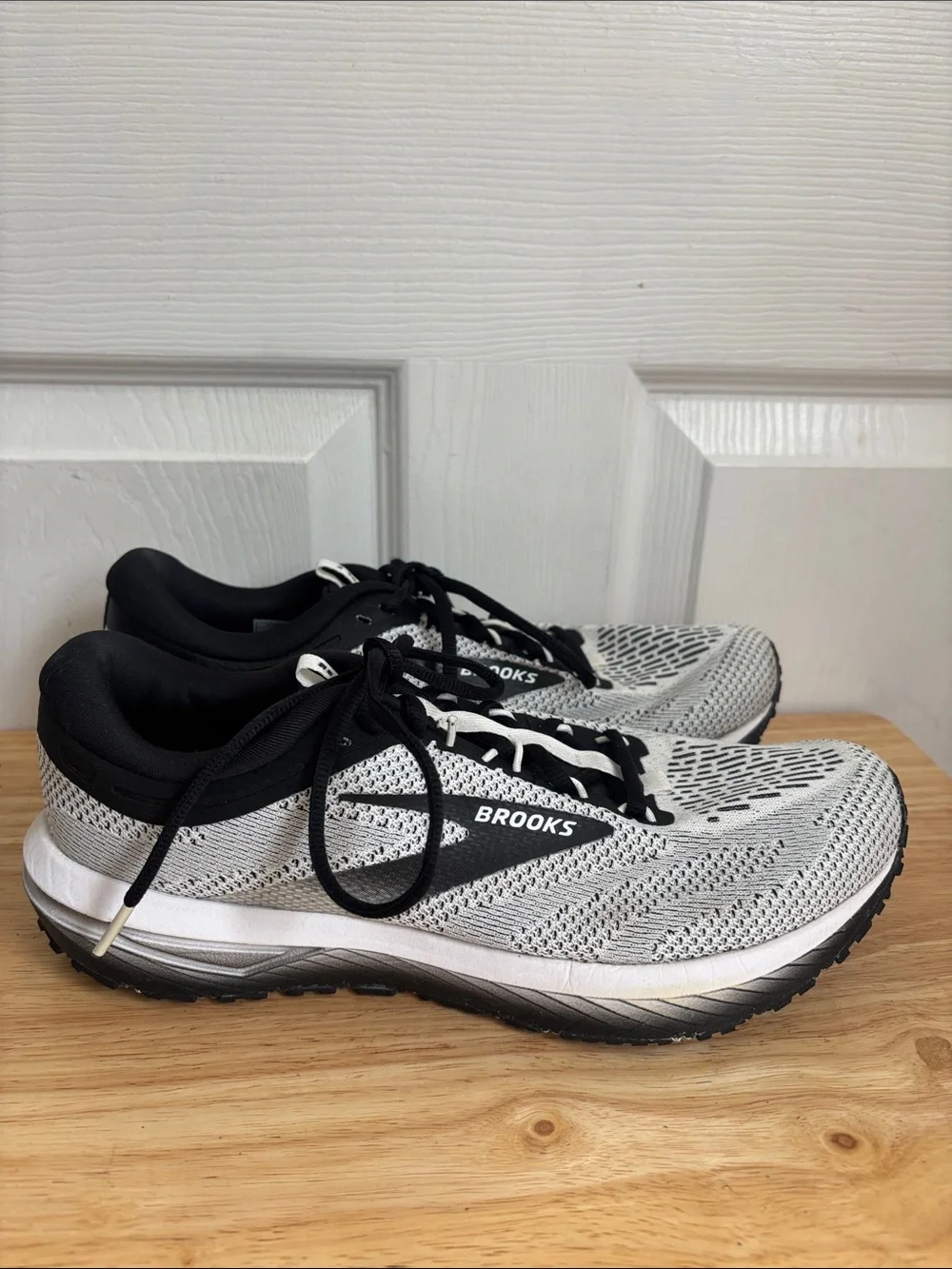 Brooks Men's Running Shoes White and Black Knit Size 9.5 athletic gym exercise